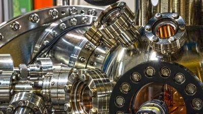 How Does Inverted Electrode Geometry Impact Ion Energy Analysis in Mass Spectrometry?