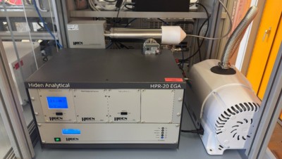 Resolving Internal Concentration and Temperature Profiles under Dynamic Operation Conditions in a Tubular Fixed Bed Reactor for CO2 Methanation